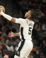 及时调整！卡斯尔15中7砍下19分4助攻 下半场8投7中